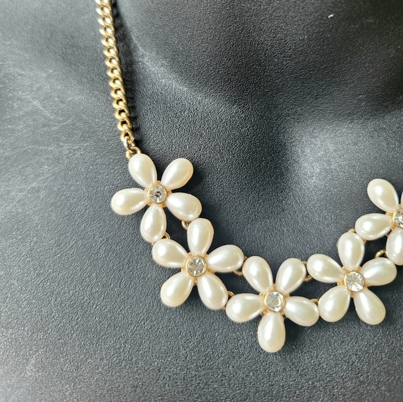 Fashion Gold Color Five Pearl Flower with Crystal Necklace - Picture 3 of 4